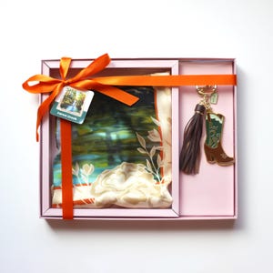 Seidenschal Geschenkbox | Eleganter Schal und Schlüsselanhänger im Set | Schal Geschenk für sie | Landhausstil Geschenk | Cowgirl Geschenkset Landhaus Kunst Schal