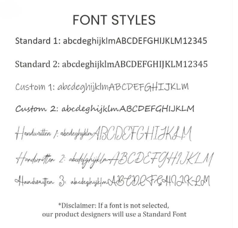 Puede incluir: Una lista de estilos de fuente para un producto, que incluye Standard 1, Standard 2, Custom 1, Custom 2, Handwritten 1, Handwritten 2 y Handwritten 3. Cada estilo de fuente se muestra con el alfabeto y los n&uacute;meros del 1 al 5. Una cl&aacute;usula de exenci&oacute;n de responsabilidad establece que si no se selecciona una fuente, los dise&ntilde;adores de productos utilizar&aacute;n una fuente est&aacute;ndar.