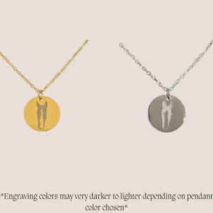 Puede incluir: Dos collares con un colgante de cabeza de caballo. El collar de la izquierda es de oro y el collar de la derecha es de plata.