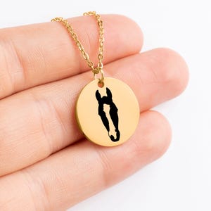 Collar de caballo personalizado – Colgante de caballo grabado con foto – Joyería ecuestre personalizada – Regalo conmemorativo de caballo – Collar de chica con caballo imagen 1