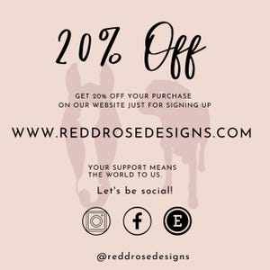 Puede incluir: Gr&aacute;fico rosa y blanco con el texto "20% Off" en negro. El texto "GET 20% OFF YOUR PURCHASE ON OUR WEBSITE JUST FOR SIGNING UP" est&aacute; en negro. El texto "WWW.REDDROSEDESIGNS.COM" est&aacute; en negro. El texto "YOUR SUPPORT MEANS THE WORLD TO US. Let's be social!" est&aacute; en negro. Los iconos de redes sociales para Instagram, Facebook y Etsy est&aacute;n en negro. El texto "@reddrosedesigns" est&aacute; en negro.