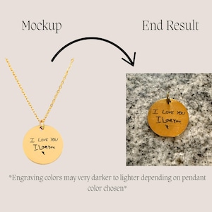 Puede incluir: Un collar de oro con un colgante redondo que tiene las palabras "I LOVE YOU" escritas en tinta negra. El colgante se muestra en una maqueta y un primer plano del colgante sobre una superficie texturizada.