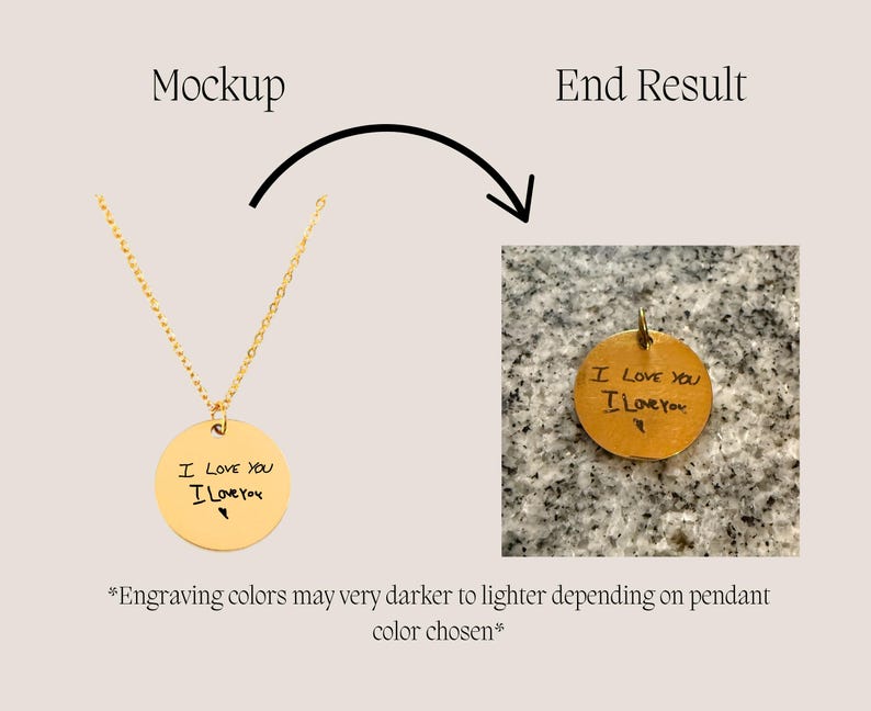 Puede incluir: Un collar de oro con un colgante redondo que tiene las palabras "I LOVE YOU" escritas en tinta negra. El colgante se muestra en una maqueta y un primer plano del colgante sobre una superficie texturizada.