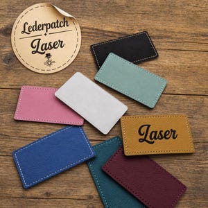 Könnte beinhalten: Eine Sammlung rechteckiger Lederpatches in verschiedenen Farben, darunter Rosa, Blau und Gelb, mit weißen Nähten. Ein Patch ist gelb mit dem Wort "Laser" in Schwarz. Ein runder Aufkleber mit dem Text "Lederpatch Laser" ist ebenfalls vorhanden.