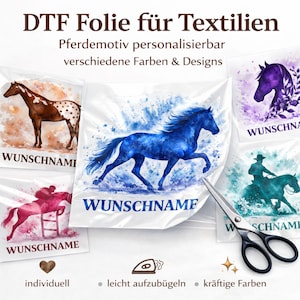 Op de afbeelding: DTF-folie voor textiel met paardenmotieven in aquareleffecten in blauw, bruin, paars en roze. Elk vel toont een paardafbeelding en de tekst WUNSCHNAME. Een zwarte schaar ligt naast de vellen met folie op de ondergrond.