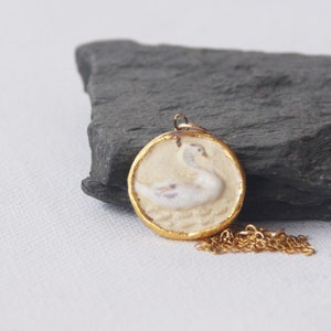 Dainty Swan gold filled necklace Wildlife jewelry cameo ceramic swan lake Intaglio gold pendant necklace porcelain 14k jewelry mom Gift imagem 2