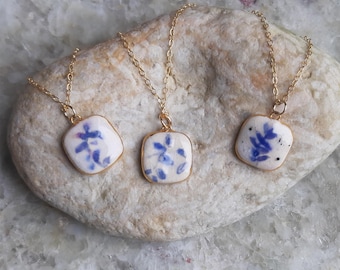 Porzellananhänger Halskette: blau-weiße Porzellananhänger Kamee, Blatt Motiv, elegante Goldkette, Geschenkidee Geburtstag, Winter Schmuck