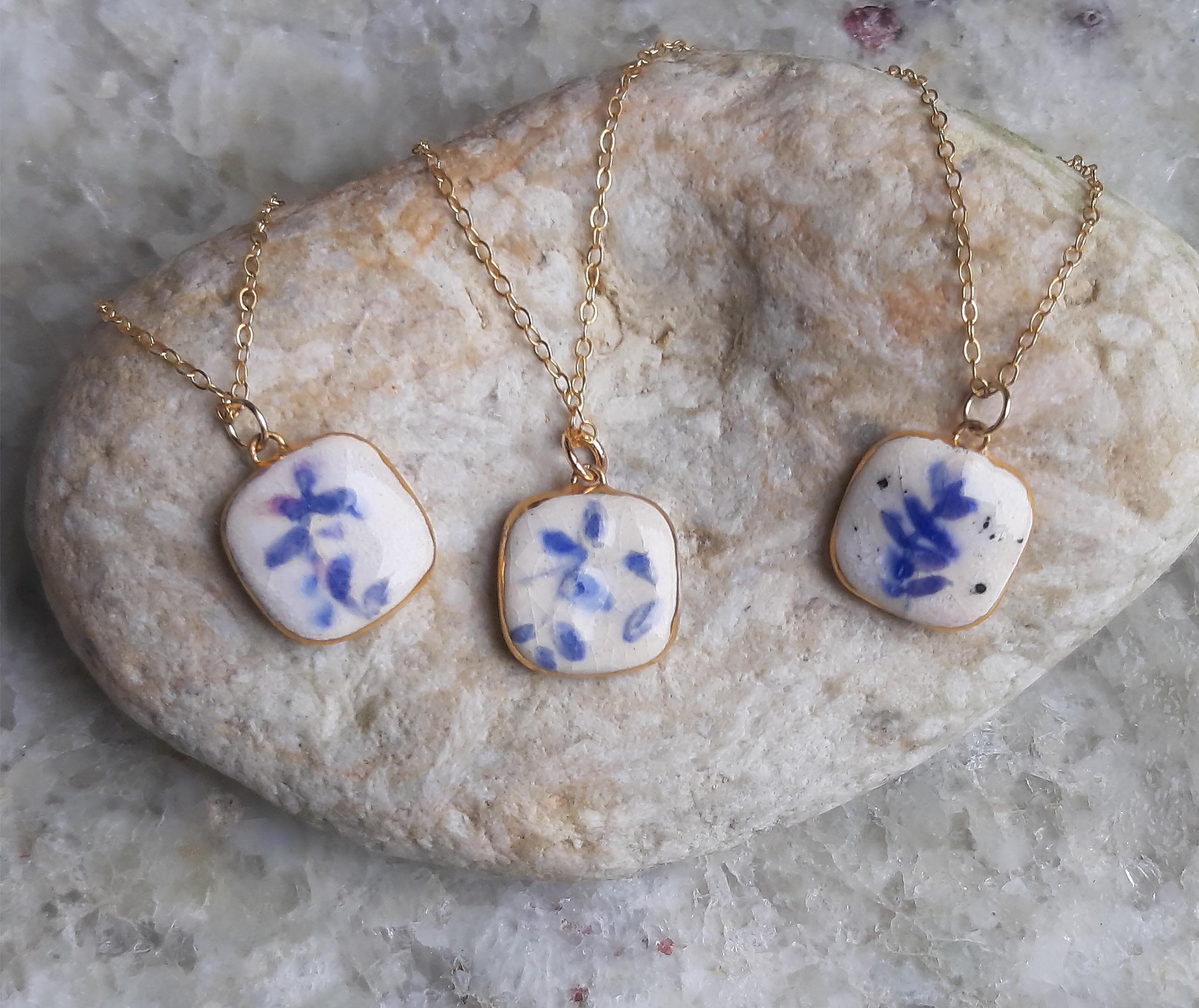アクセサリー blue and white porcelain ribbon necklace Porcelain Pendant Necklace: Blue and White Porcelain Pendant Cameo