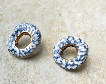 Boucles d'oreilles bleues boucles d'oreilles en céramique argile boucles d'oreilles dépareillées lustre d'or bleu blanc bijoux cadeau elle boucles d'oreilles donut déclaration boucle d'oreille surdimensionnée