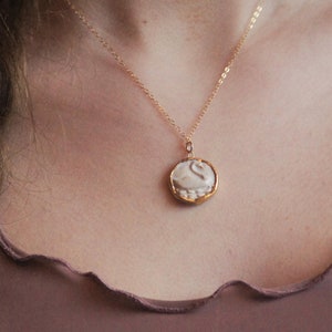 Dainty Swan gold filled necklace Wildlife jewelry cameo ceramic swan lake Intaglio gold pendant necklace porcelain 14k jewelry mom Gift imagem 6