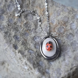 Nyckelpiga silverhalsband i sterlingsilver med hänge, nyckelpiga, halsband, keramiskt halsband, insektshalsband, naturinspirerade smycken