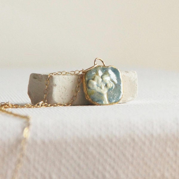 Minimalistische Halskette mit kleinem Anhänger aus 14-karätigem Gold für den Alltag, Anhänger aus Keramik mit Baum des Lebens, zierliche, zarte Halskette, handgefertigter Schmuck aus Ton