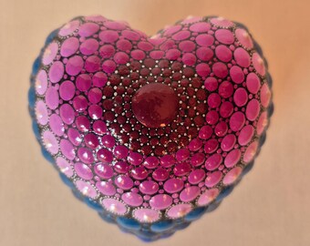 Handbemalter Stein in Herzform Mandala