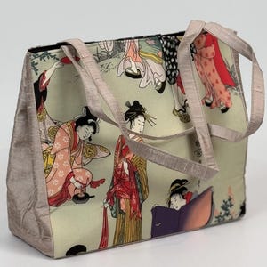 Bolso de hombro hecho a mano con viñeta japonesa estampada en algodón y ribete de seda.
