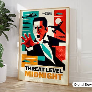 Puede incluir: Un póster enmarcado con un diseño retro. El póster presenta a un hombre con la cara roja y la mano extendida, con las palabras "Threat Level Midnight" en naranja. También se representa un helicóptero y un avión.