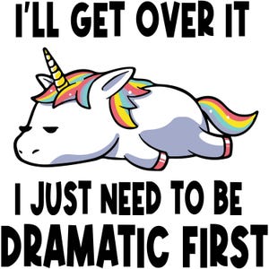 Könnte beinhalten: Ein Cartoon-Einhorn mit einer Regenbogenmähne und einem Regenbogen-Schwanz liegt auf der Seite mit geschlossenen Augen. Der Text "I'll get over it I just need to be dramatic first" ist in schwarzen Buchstaben über dem Einhorn geschrieben.