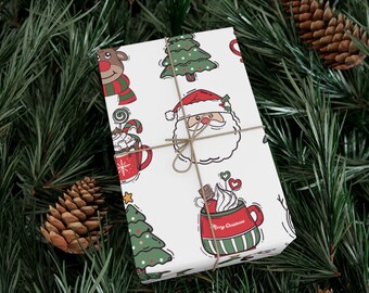 Op de afbeelding: Een ingepakt cadeau met een feestelijk kerstpatroon. Het witte cadeaupapier is versierd met illustraties van de kerstman, rendieren, kerstbomen en mokken warme chocolademelk. Het cadeau is vastgebonden met touw en geplaatst tegen een achtergrond van dennentakken en dennenappels.
