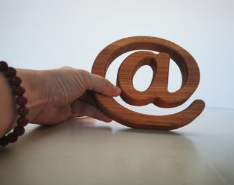 Selbststehendes Post-Schild aus Holz Einzigartiges handgefertigtes Haus- oder Bürodekor für Computer- und Technikfans mit dem ikonischen 'at'-Symbol