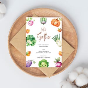 Puede incluir: Una invitaci&oacute;n a una cena de Acci&oacute;n de Gracias con una ilustraci&oacute;n de acuarela de verduras con caras. El texto dice "Let's Gather" e incluye la fecha, la hora y el lugar de la cena.