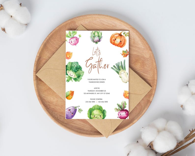 Puede incluir: Una invitaci&oacute;n a una cena de Acci&oacute;n de Gracias con una ilustraci&oacute;n de acuarela de verduras con caras. El texto dice "Let's Gather" e incluye la fecha, la hora y el lugar de la cena.