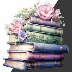 Op de afbeelding: Een stapel vintage boeken met bloemversieringen. De boeken zijn gebonden in tinten blauw, groen en paars met gouden accenten. Fijne roze en paarse bloemen sieren de bovenkant van de stapel.