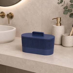 Peut inclure: Un récipient de rangement ovale bleu marine avec une texture extérieure nervurée et un couvercle assorti doté d'une poignée rectangulaire centrale. Le récipient possède une base plate et lisse avec une finition uniforme sur toute sa surface.