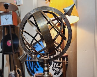 Globe armillaire en laiton avec flèche en édition limitée - Décoration premium d'inspiration vintage