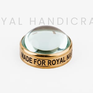 Piccola lente d'ingrandimento da tavolo in ottone 5x - 2,2 pollici splendidamente realizzata per l'arredamento marittimo vintage della Royal Navy e come regalo da collezione