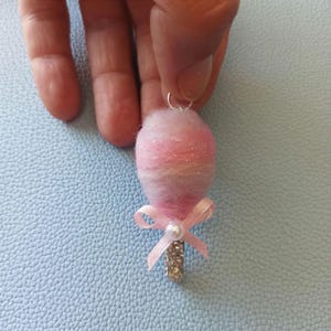 Ciondolo a forma di zucchero filato, mini gioiello a forma di zucchero filato pastello con strass, gioiello kawaii, regalo unico fatto a mano per lei.