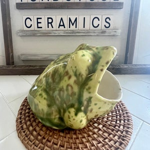 Pistachio Frog Scrubby Holder: Vintage Style Handmade Pottery