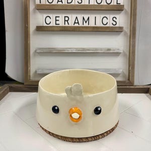 Tigela de lã de galinha de cerâmica feita à mão. Cerâmica feita com amor! Uma overdose de fofura! Absolutamente! Ótima ideia de presente para aquele difícil de comprar!