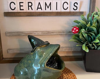 Estropajo de cerámica con forma de rana de mago hecho a mano