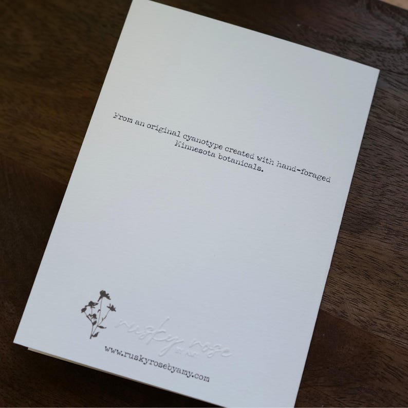 Puede incluir: Una tarjeta blanca con el texto "From an original cyanotype created with hand-foraged Minnesota botanicals." La tarjeta tambi&eacute;n presenta una ilustraci&oacute;n floral y la direcci&oacute;n del sitio web www.ruskyrosebyamy.com.