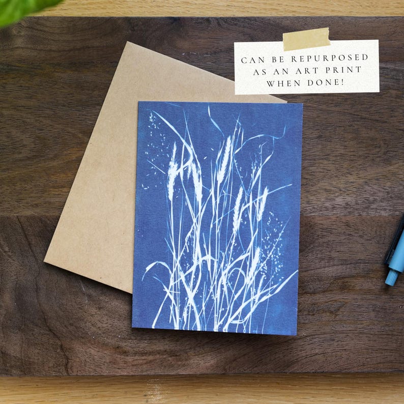 Puede incluir: Una tarjeta de felicitaci&oacute;n azul con un dise&ntilde;o bot&aacute;nico blanco, acompa&ntilde;ada de un sobre de papel kraft. La tarjeta presenta el texto "CAN BE REPURPOSED AS AN ART PRINT WHEN DONE!"