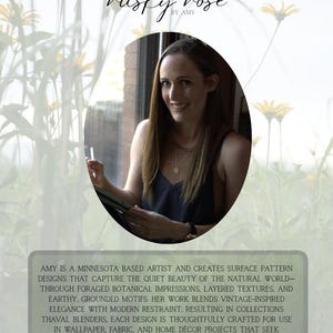 Puede incluir: Imagen de una mujer con un top oscuro, con el texto "rusty rose by Amy" en la parte superior. El texto a continuaci&oacute;n describe a Amy como una artista de Minnesota que crea dise&ntilde;os de patrones de superficie inspirados en la naturaleza.