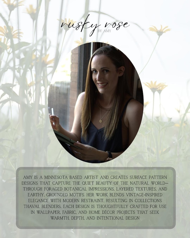 Puede incluir: Imagen de una mujer con un top oscuro, con el texto "rusty rose by Amy" en la parte superior. El texto a continuaci&oacute;n describe a Amy como una artista de Minnesota que crea dise&ntilde;os de patrones de superficie inspirados en la naturaleza.