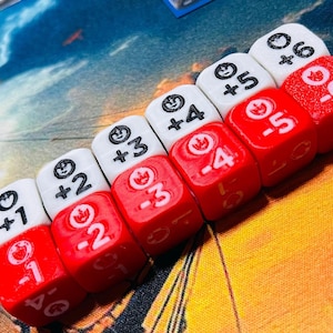 Puede incluir: Un juego de tres tazas de cerámica con acabado mate moteado. Las tazas son de color crema, gris claro y gris oscuro. Cada taza tiene un diseño simple y minimalista, ideal para café o té.