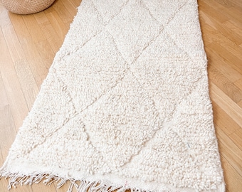 Petit tapis artisanal berbère en 100 % laine géométrique beige fabriqué à la main du Maroc. 60x100cm