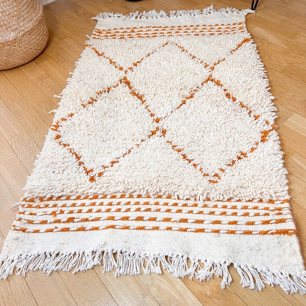 Petit tapis artisanal berbère en 100 % laine géométrique blanc et orange brique fabriqué à la main du Maroc. 60x110cm