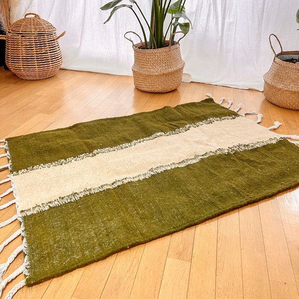 Tapis artisanal hanbel Kilim blanc et vert berbère en 100 % laine tissés et brodés à la main depuis le Maroc. 70x110cm