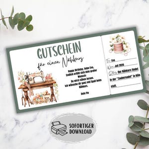 Könnte beinhalten: Ein Gutschein mit grünem Rand, mit einer Nähmaschinenillustration und Text auf Deutsch. Der Gutschein enthält Platz für den Namen des Empfängers, das Datum und Details zu einem Nähkurs. Das Wort "SOFORTIGER DOWNLOAD" ist ebenfalls sichtbar.