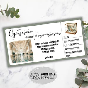 Puede incluir: Un vale de regalo para una visita al museo, con una ilustración detallada del interior de un museo. El texto incluye "Feliz cumpleaños" y "Visita al museo". El certificado tiene un borde verde claro y una pequeña ilustración de una impresora.