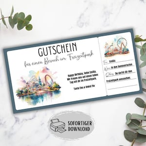 Op de afbeelding: Een cadeaubon met een aquarel illustratie van een pretpark, met een reuzenrad en een achtbaan. De tekst luidt "GUTSCHEIN far einen Besuch im Freizeitpark" en bevat een bericht voor Emilia. De rechter benedenhoek zegt "SOFORTIGER DOWNLOAD".