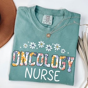 Onkologie Krankenschwester Shirt | Floral Krebs Pflege T-Shirt | Onkologie RN Geschenk | Chemotherapie Krankenschwester Shirt | Hämatologie Still-T-Shirt | Onkologie T-Shirt