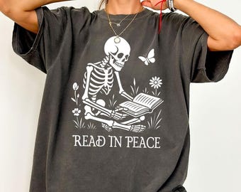 Camiseta de esqueleto "Lee en paz" / Camiseta de lectura de Halloween / Camiseta para amantes de los libros / Camiseta de libro espeluznante / Camiseta de regalo de Halloween / Camiseta de libro de esqueleto