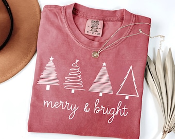 コンフォートカラーのクリスマスツリーシャツ：メリー＆ブライトホリデーTシャツ