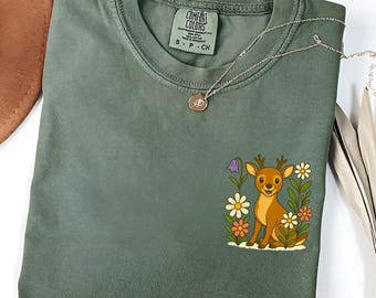 Maglietta con motivo floreale a forma di cervo Comfort Colors / Maglietta con motivo a tenera fauna selvatica / Maglietta per amanti della natura / Maglietta con motivo a cervo carino / Maglietta da campeggio / Regalo per cacciatori / Maglietta con motivo a cervo nella foresta