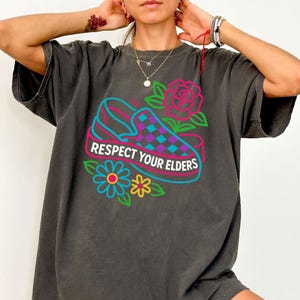 Retro Respekt für Ihre Ältesten Shirt | Elder Emo Shirt | Emo Shirt | Emo Musik Shirt | Emo Girl Shirt | Musikliebhaber-Shirt | Florales Emo Shirt