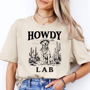 Koszulka Howdy Lab | Koszulka Labrador Cowboy | Zabawna koszulka Western Lab Dog | Żółty prezent dla miłośnika labradora | Koszulka Lab Mom | Koszulka Desert UFO Labrador