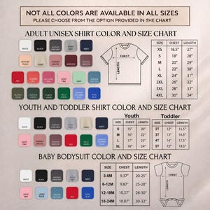 Puede incluir: Una tabla de tallas para camisetas unisex para adultos, j&oacute;venes y ni&ntilde;os peque&ntilde;os, y bodies para beb&eacute;s, con opciones de color y talla. La tabla incluye muestras de color y medidas en cm para el pecho y la longitud. El texto en la parte superior dice: "NO TODOS LOS COLORES EST&Aacute;N DISPONIBLES EN TODAS LAS TALLAS."